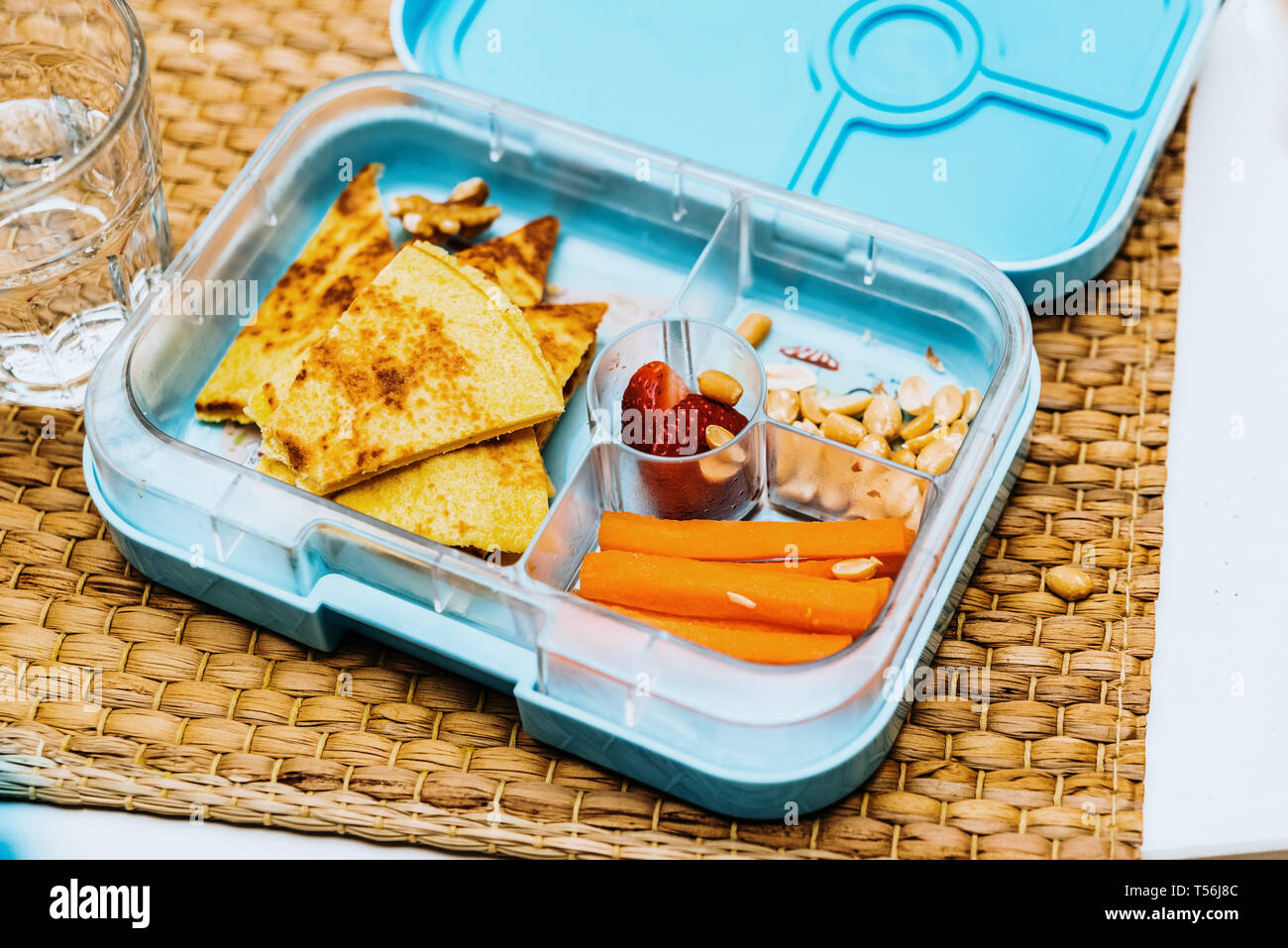 Kinder- Lunch Box mit gesunden Karotten, Erdbeeren und Omelett. Stockfoto