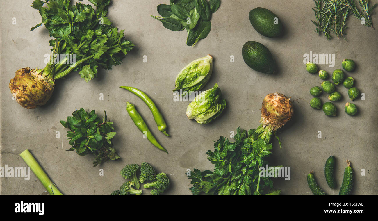 Gesund vegan Salat Zutaten Layout über konkreten Hintergrund, breite Zusammensetzung Stockfoto
