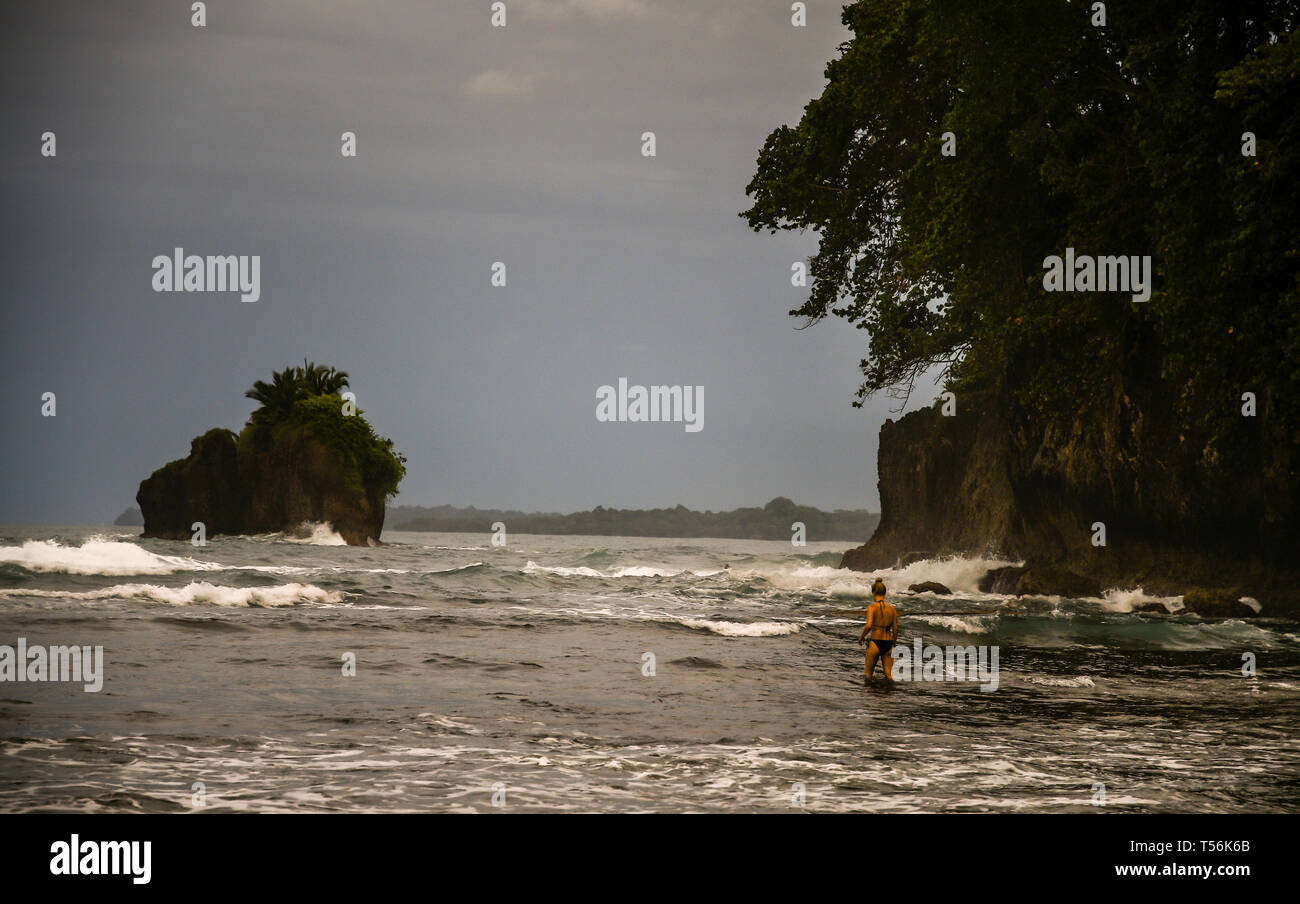 Puerto Viejo Costa Rica Mädchen gehen in Wasser und Wellen Stockfoto