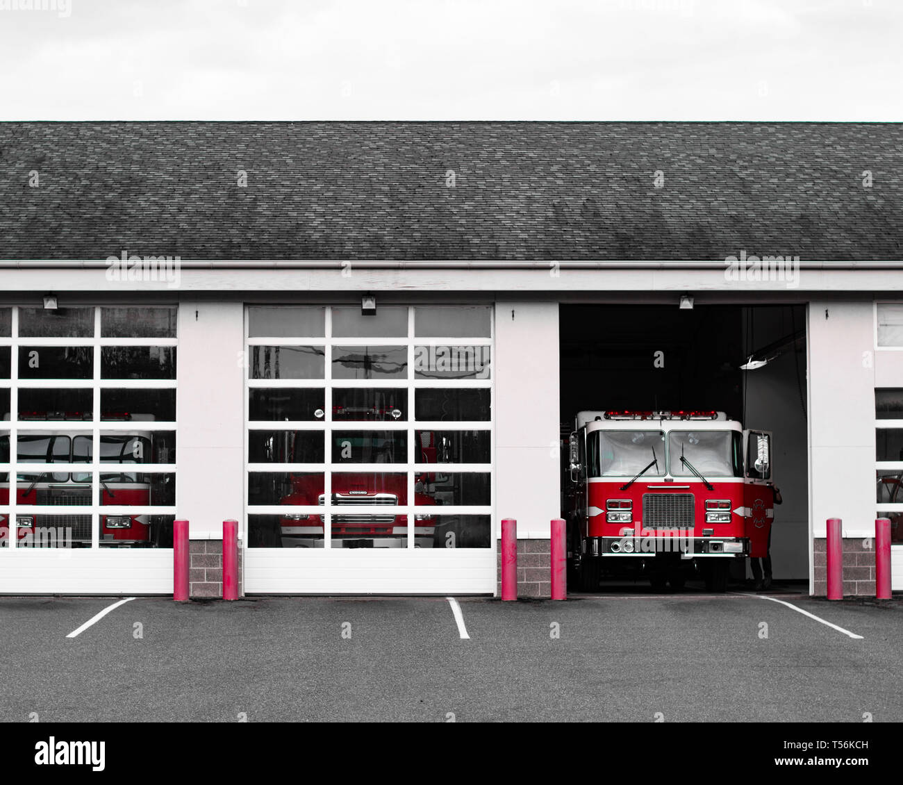 Red fire truck in weißes Gebäude. Stockfoto