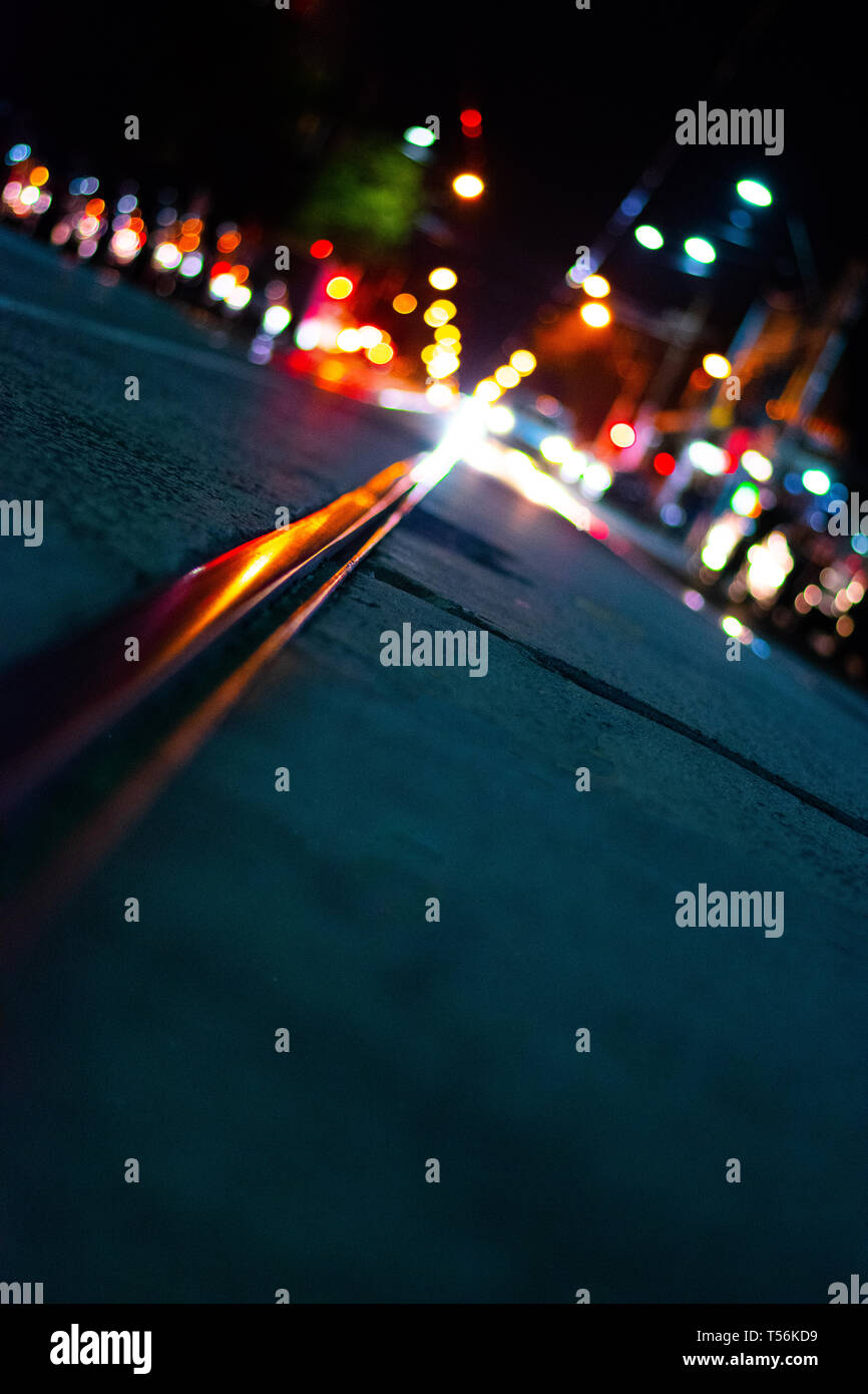 Abstrakte Sicht der Lichter der Stadt mit der Bahn in den Vordergrund Stockfoto