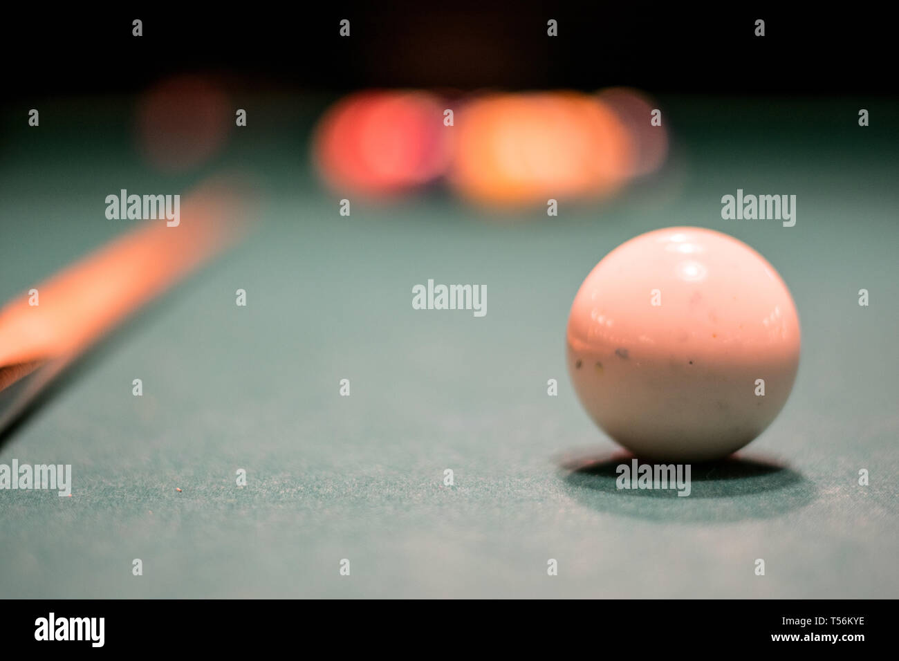 Cue Ball im Fokus spielen Pool Stockfoto