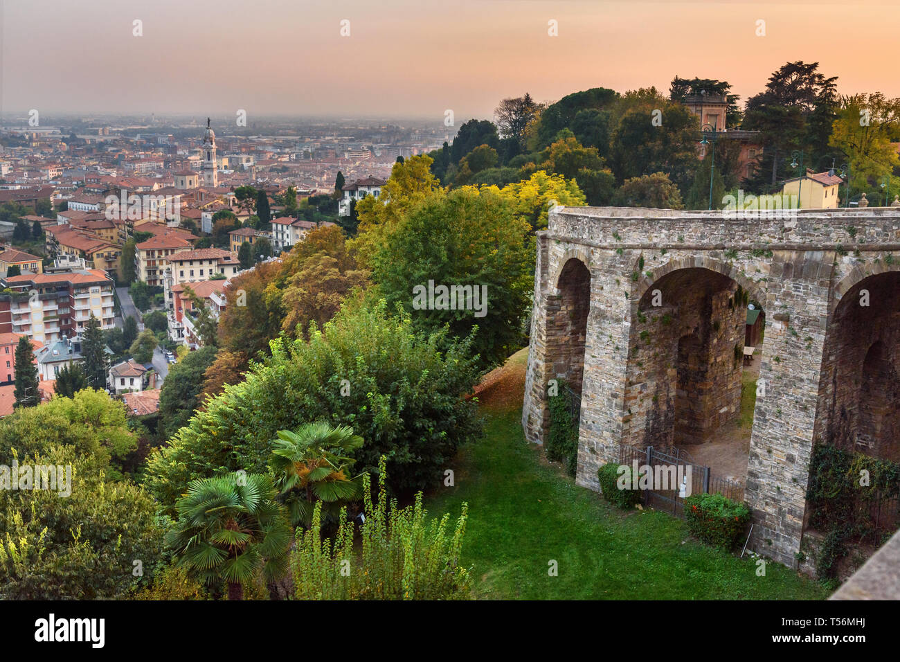 Anzeigen von Bergamo Stadt und Alte Brücke auf der Via Sant Alessandro Straße obere Stadt Cita Alta bei Sonnenuntergang. Bergamo. Italien Stockfoto