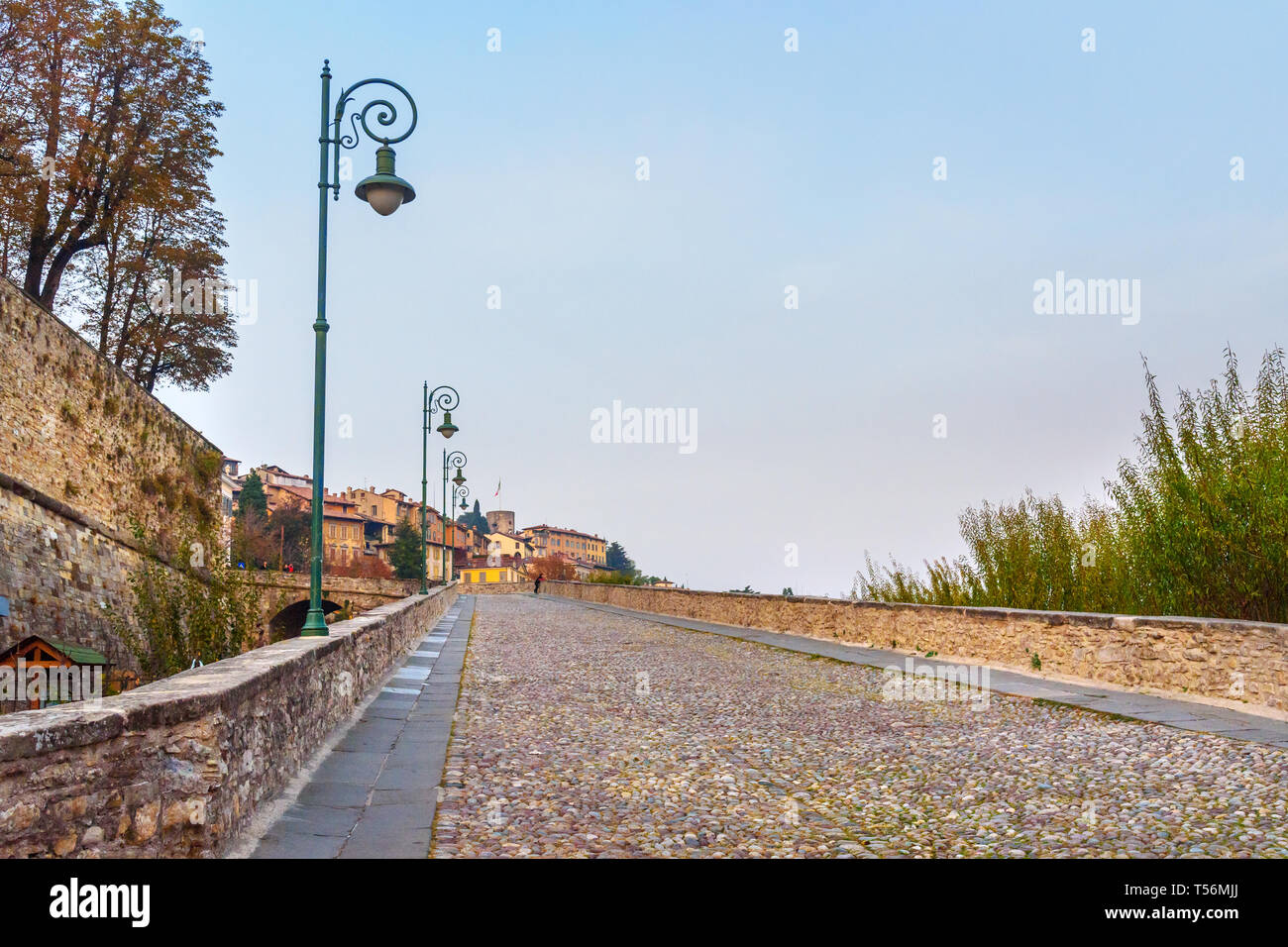 Alte Brücke auf der Via Sant Alessandro Straße obere Stadt Cita Alta in Bergamo. Italien Stockfoto