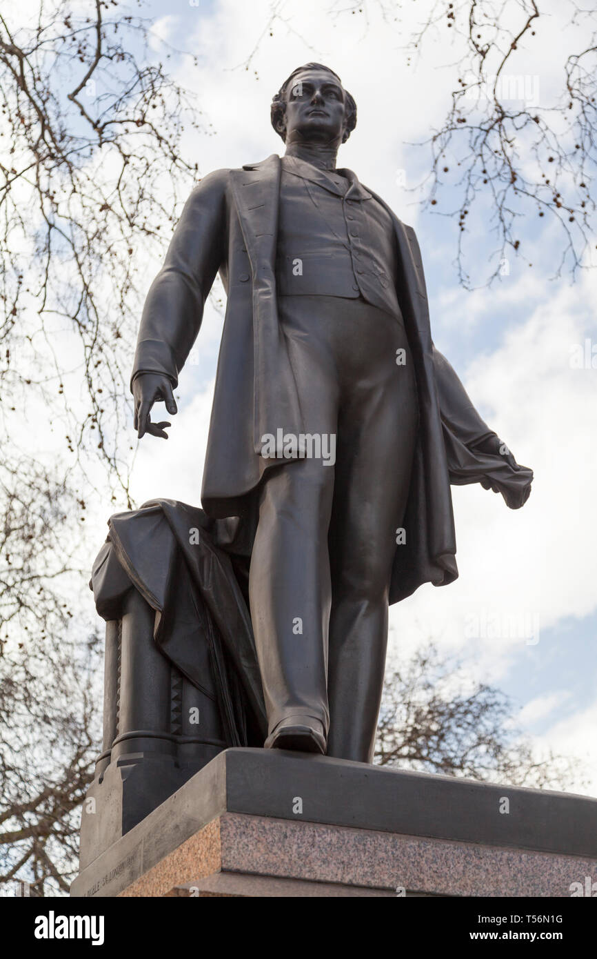 Statue von Sir Robert Peel (1788-1850) in Parliament Square, London, UK. Stockfoto