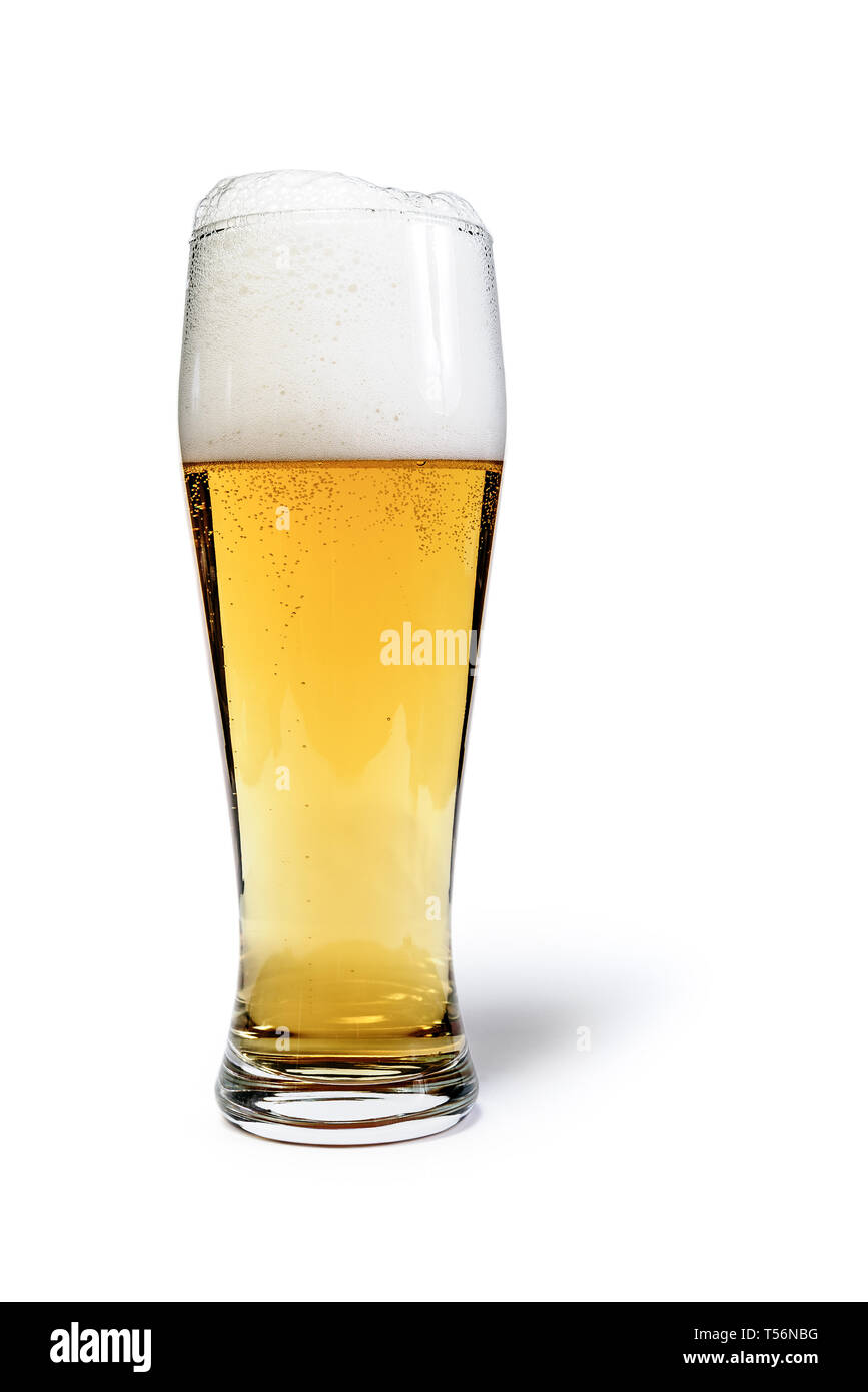 Pint Glas Bier mit Freistellungspfad isoliert. Fokus auf Blasen Stockfoto