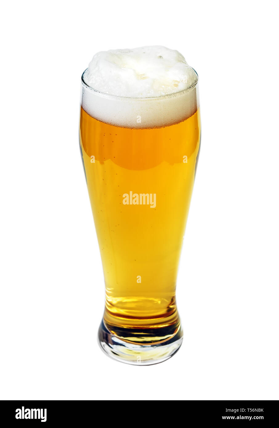 Pint Glas Bier hohe Betrachtungswinkel mit Freistellungspfad isoliert. Fokus auf Blasen Stockfoto