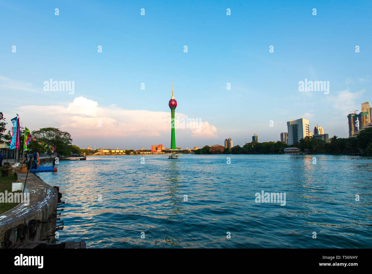 Colombo, Sri Lanka - April 5, 2019: Colombo skyline über Beira Lake mit modernen Geschäfts- und Wohngebäude in der Hauptstadt von Sri Lanka Stockfoto