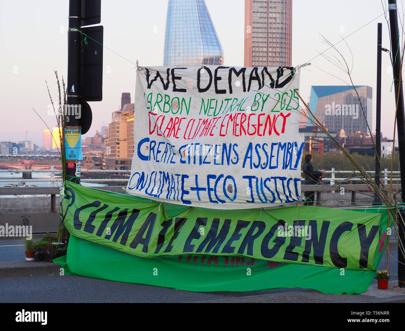 London, Großbritannien. 20. Apr 2019. Aussterben Rebellion Protest auf der Waterloo Bridge. Stockfoto