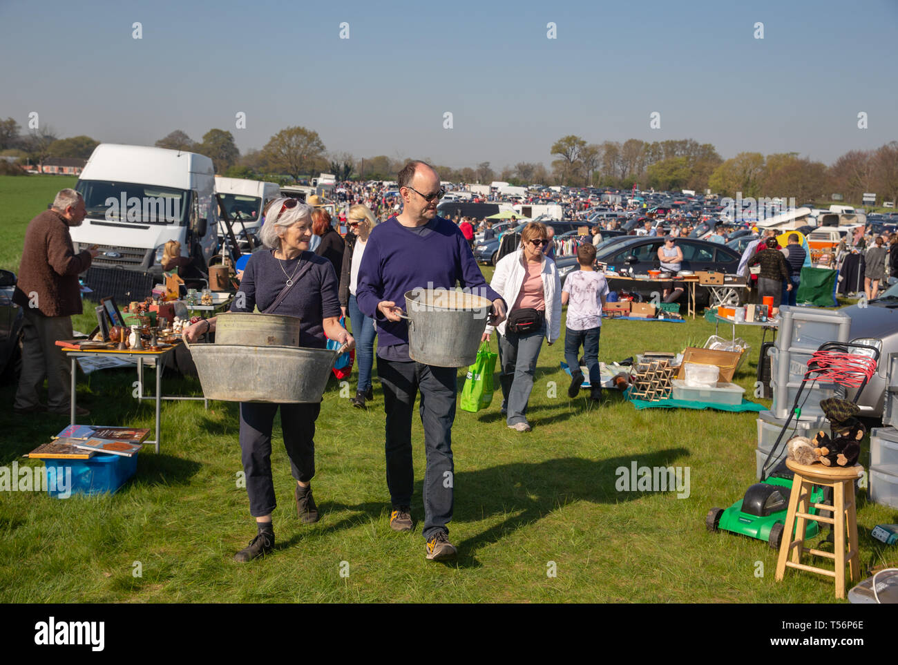 Flohmarkt in Suffolk. Leute fahren ihre Autos und Haushaltswaren verkaufen und versuchen, ein wenig extra Geld zu verdienen. Stockfoto