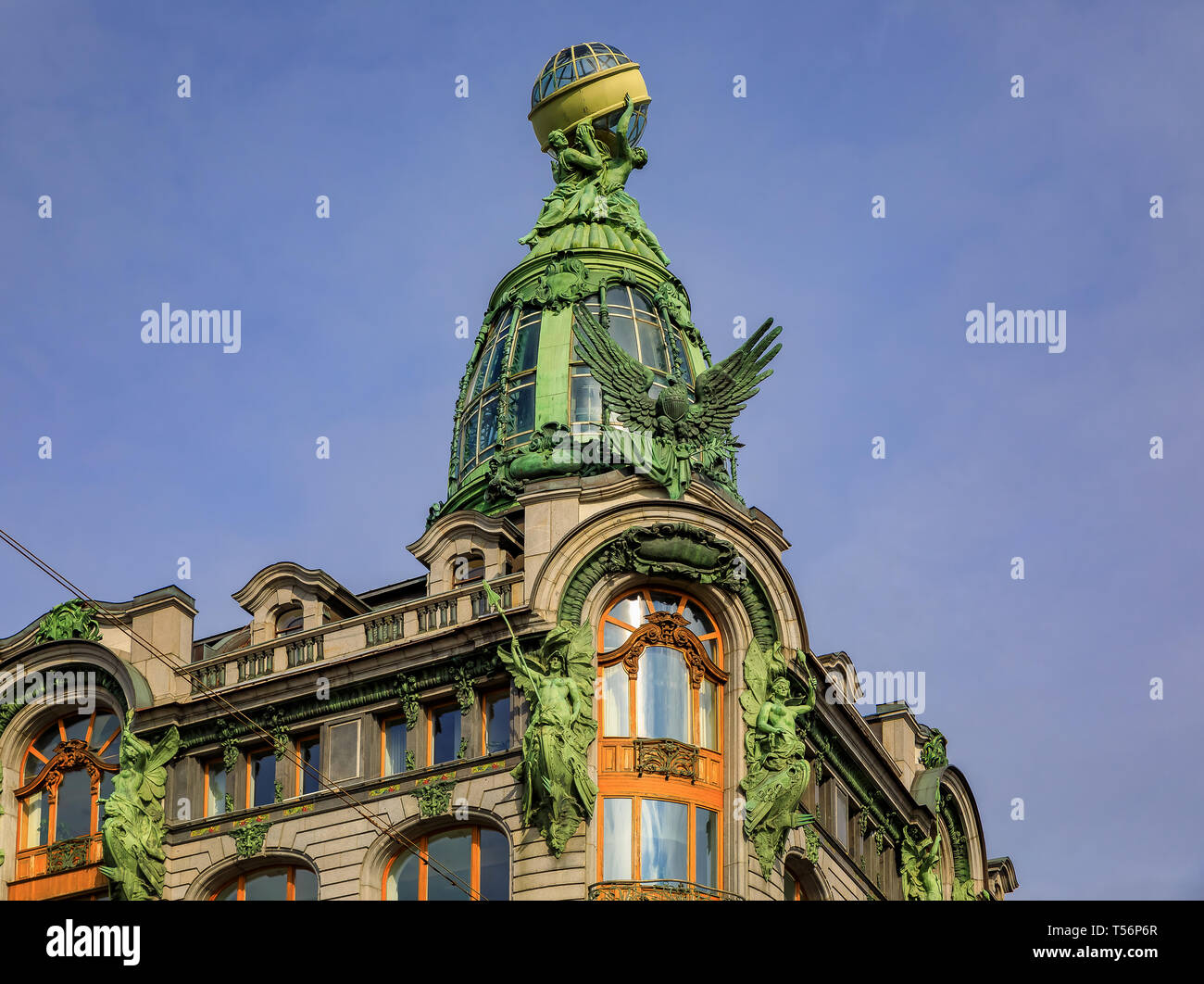 Sankt Petersburg, Russland - 9. September 2017: reich verzierte Art-Deco-Fassade von Zinger (Sänger) Unternehmen historische Gebäude oder Haus der Bücher auf dem Newski Prospekt Stockfoto