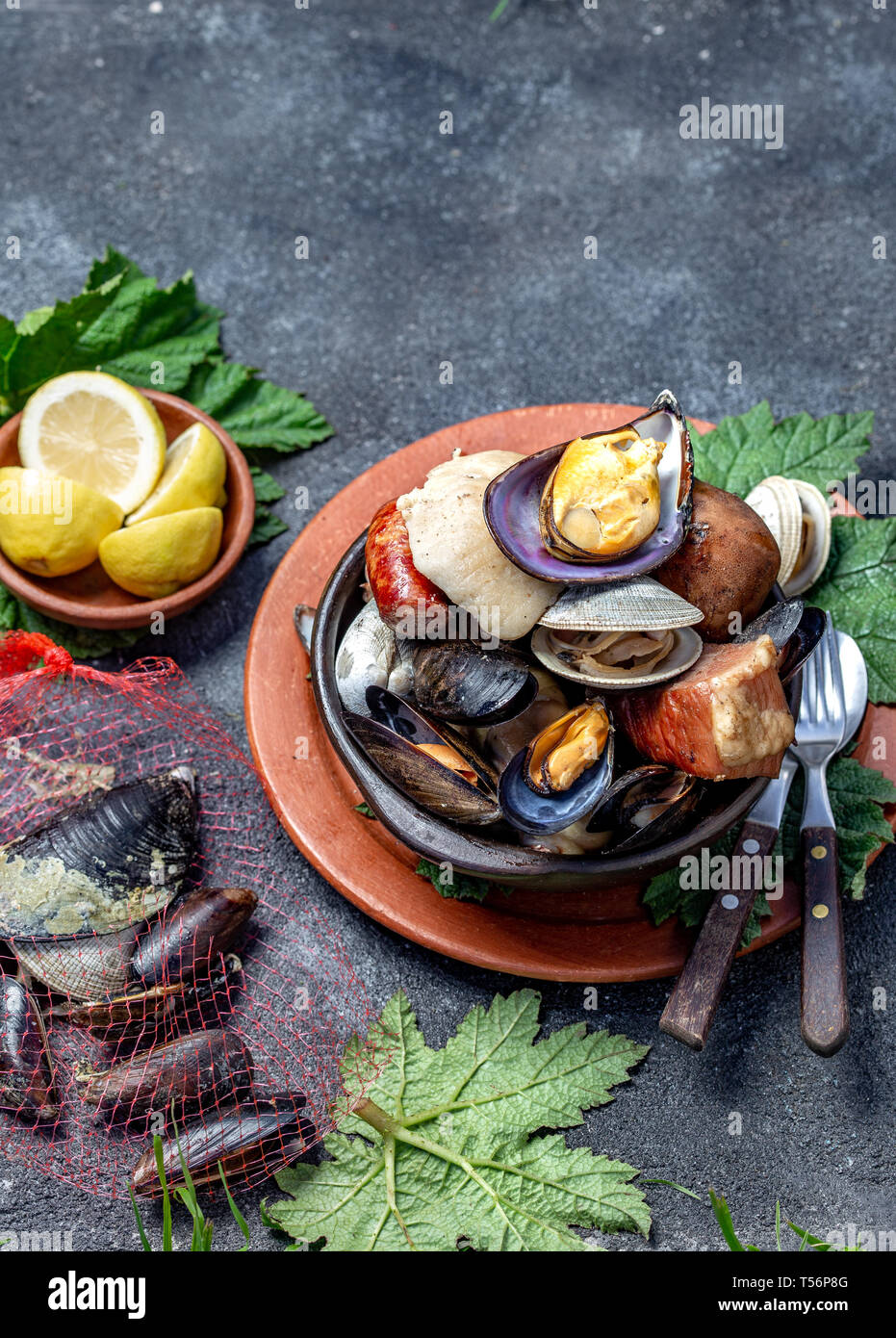 Berühmte traditionelle Gericht der Süden von Chile und der chiloe Archipel - Curanto al Hoyo, Kuranto. Verschiedene Meeresfrüchte, Fleisch und Kartoffeln milcao Stockfoto