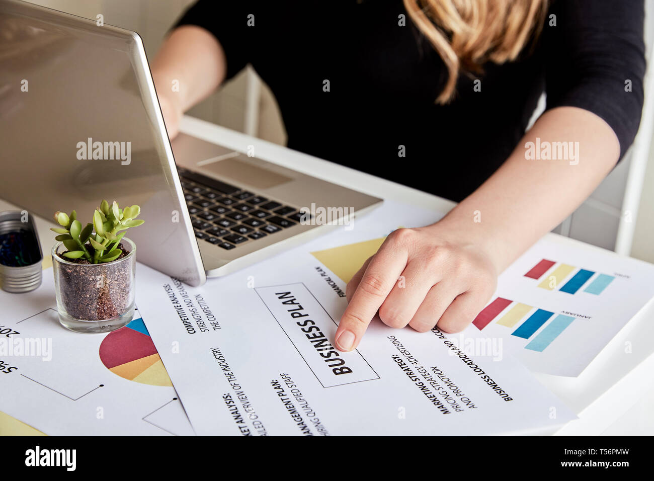 Nahaufnahme von geschäftsfrau Planung Unternehmensstrategie mit Laptop. Schreibtisch einer jungen Frau Unternehmer Stockfoto