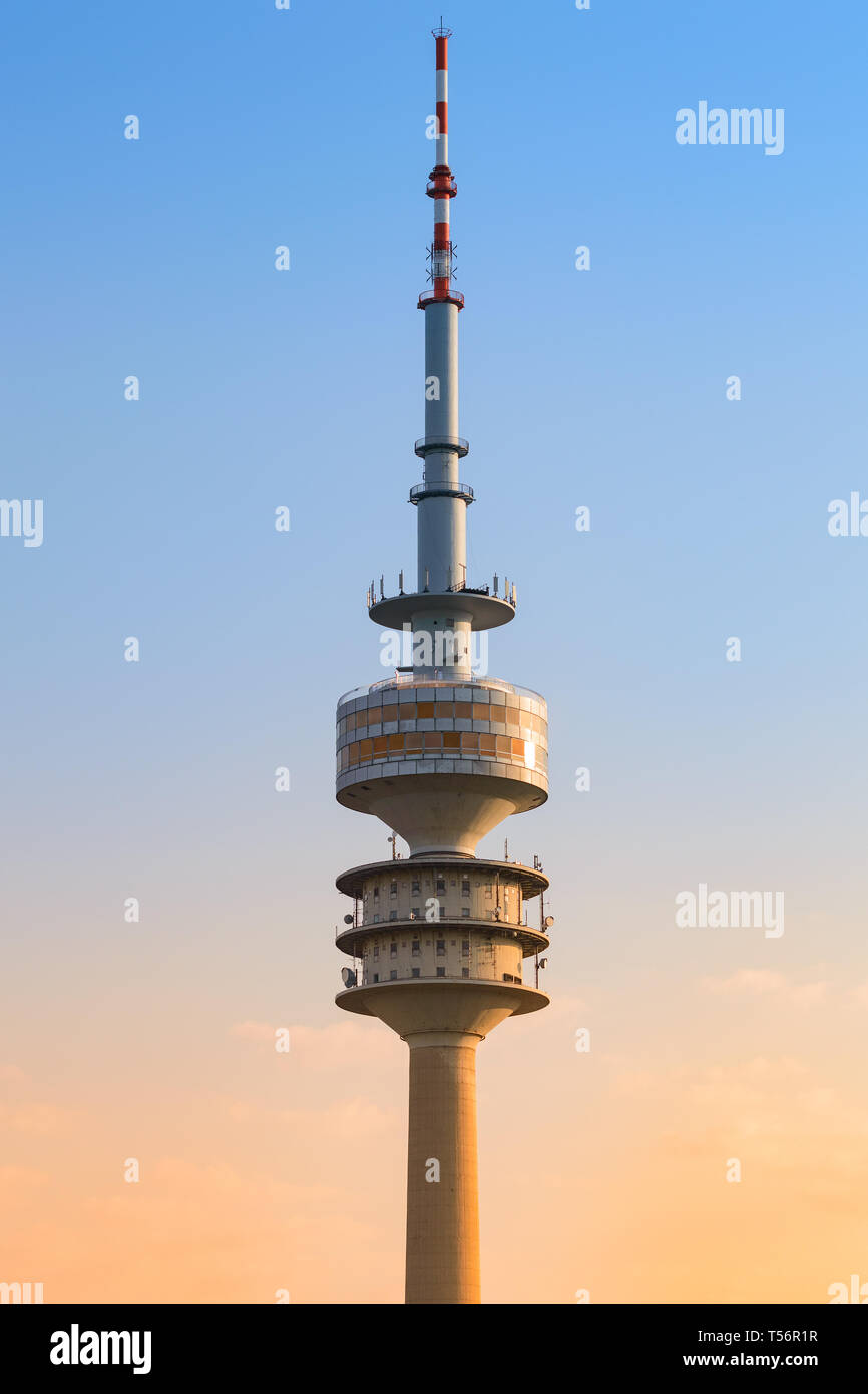 München, Deutschland - 22. April 2018: Olympic Broadcast Der Tower oder die auf dem Olympiaturm im Olympischen Park. Nahaufnahme Foto gegen klare Morgenhimmel. Stockfoto