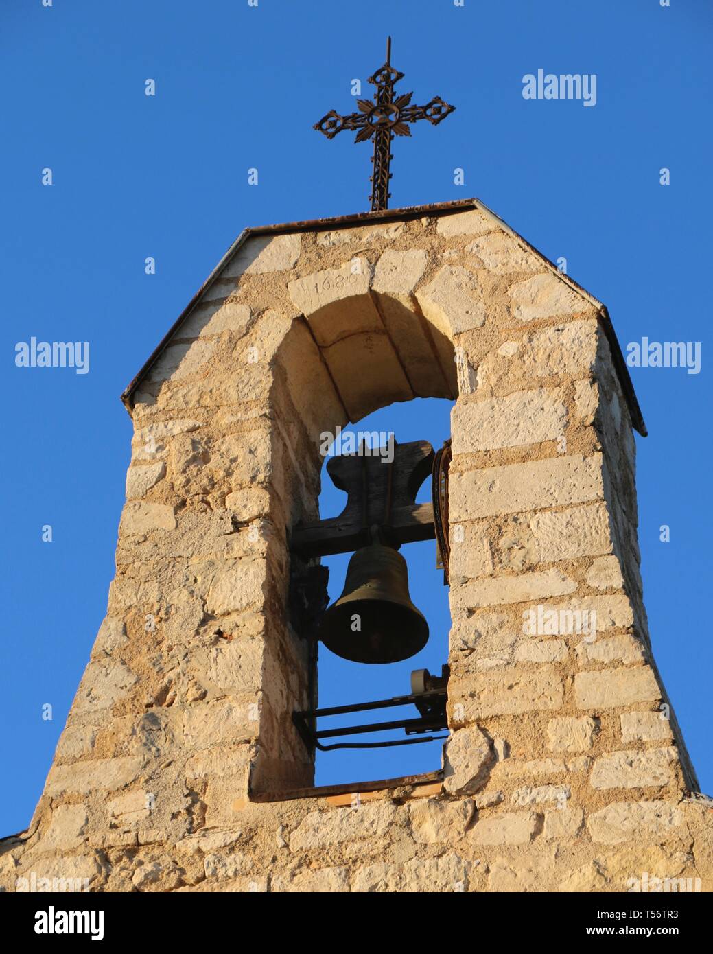 Südfrankreich, Okzitanisch Dorf-romanische Kirche - Glockenturm auf einem blauen Himmel Stockfoto