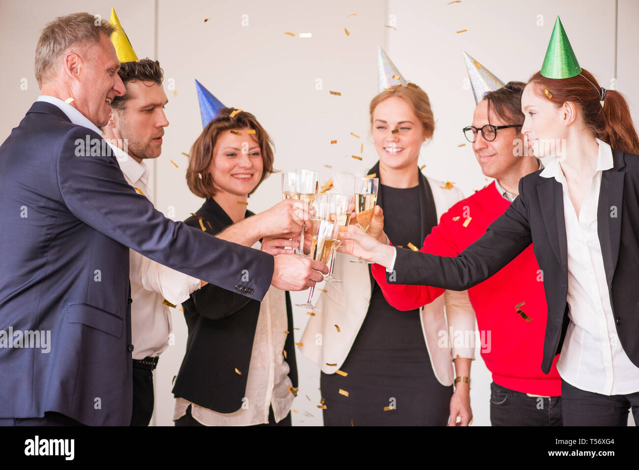 Geschäft Leute an Office Party anstoßen Stockfoto