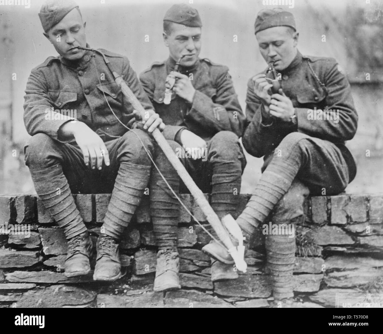 Amerikanische Soldaten Tabakpfeifen in Cochem, Deutschland, wahrscheinlich nach dem Ersten Weltkrieg ca. 1919 Stockfoto