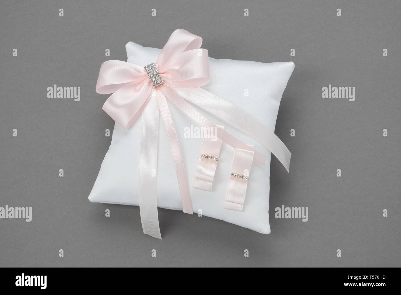 Hochzeit Kissen für Ringe mit rosa Bändern verziert. Stockfoto