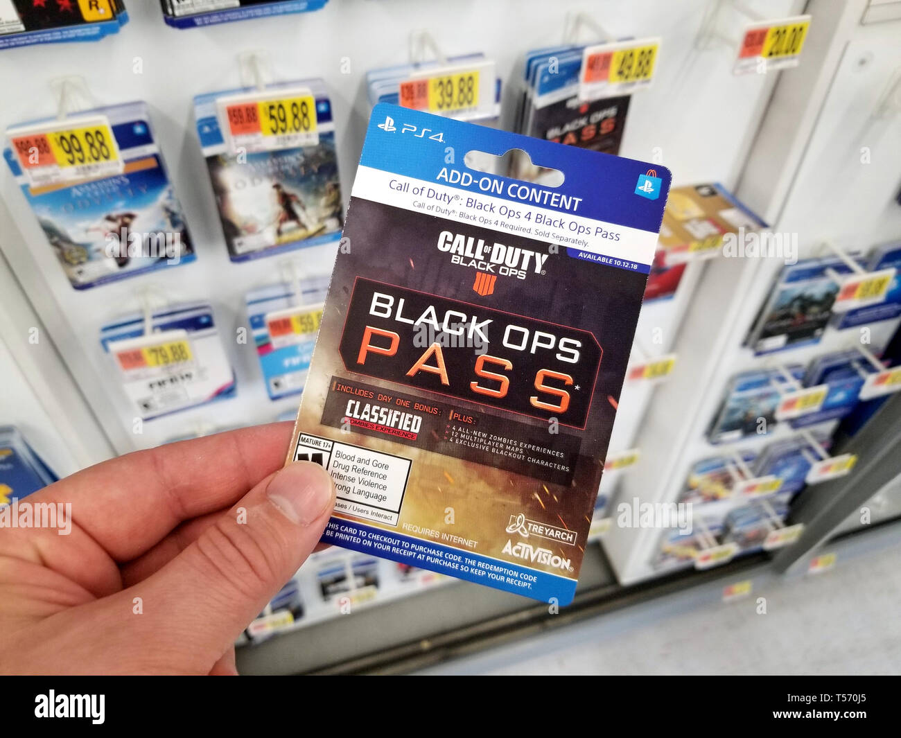 PLATTSBURGH, USA - Januar 21, 2019: Call of Duty: Black Ops video game Pass Karte für PS4 in eine Hand von einem Käufer bei Walmart Stores. Stockfoto