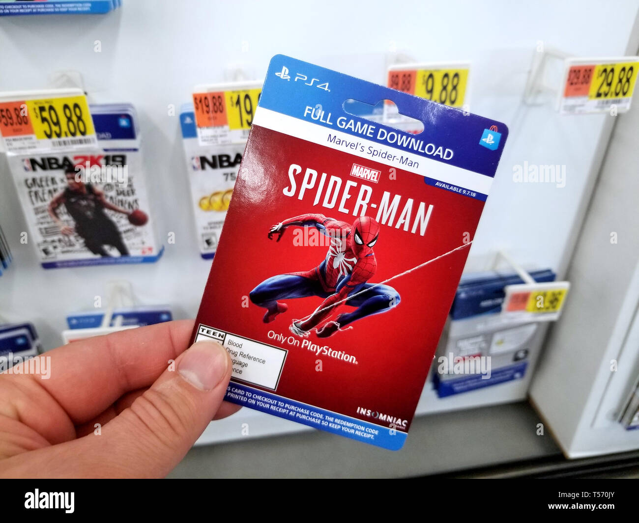 PLATTSBURGH, USA - Januar 21, 2019: Full game download Karte von Spider Man video game in eine Hand von einem Käufer bei Walmart Stores. Stockfoto