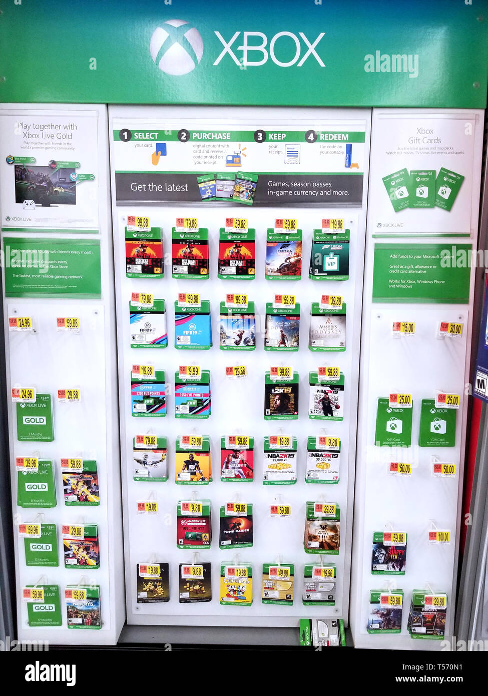 PLATTSBURGH, USA - Januar 21, 2019: Xbox video games Regale in Walmart  Stores voller video spiel download Spiele und Saisonkarten für verschiedene  Vide Stockfotografie - Alamy