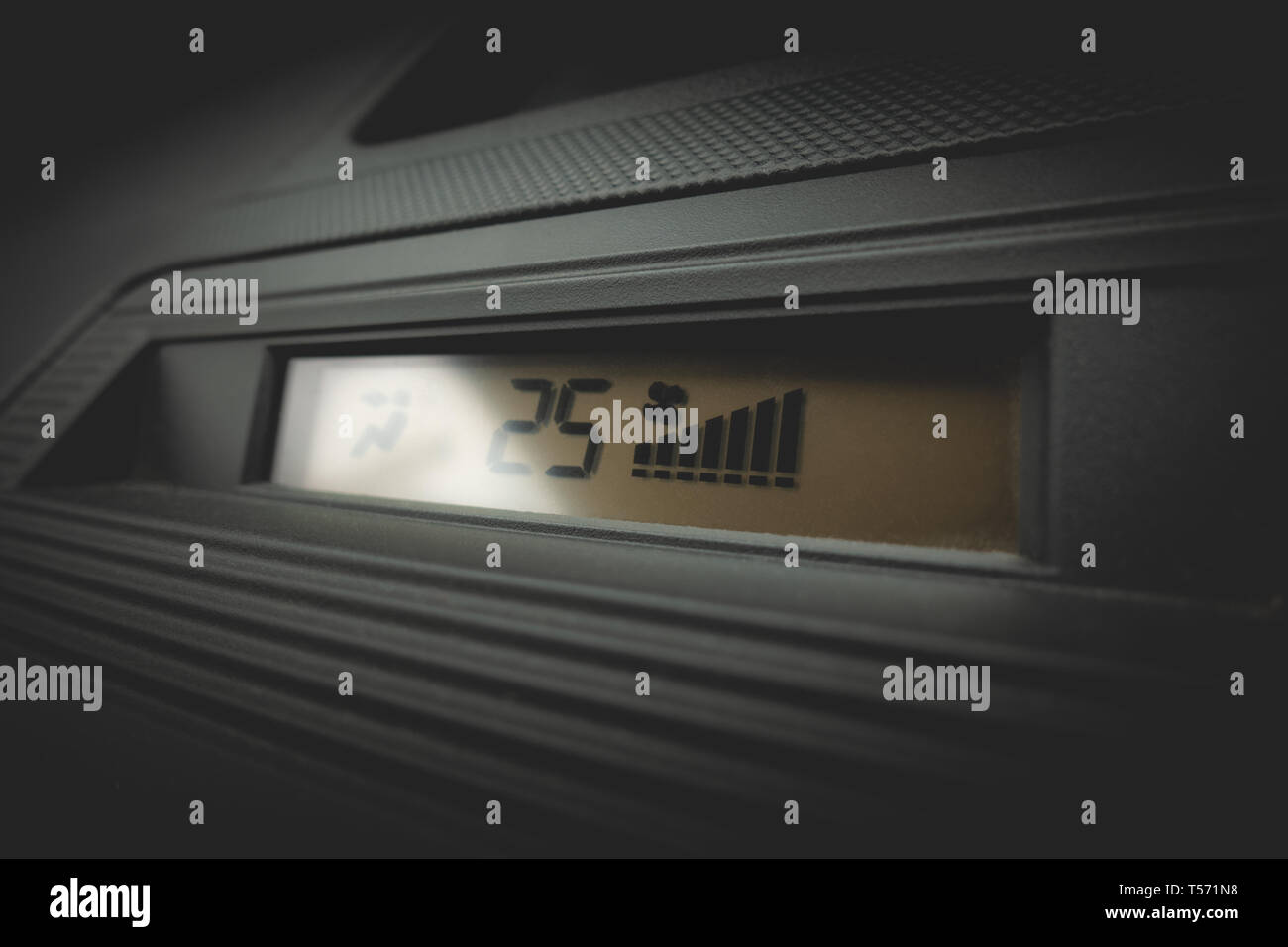Anzeige von einem Auto Klimaanlage bei 25 c full Ventilator Stockfoto