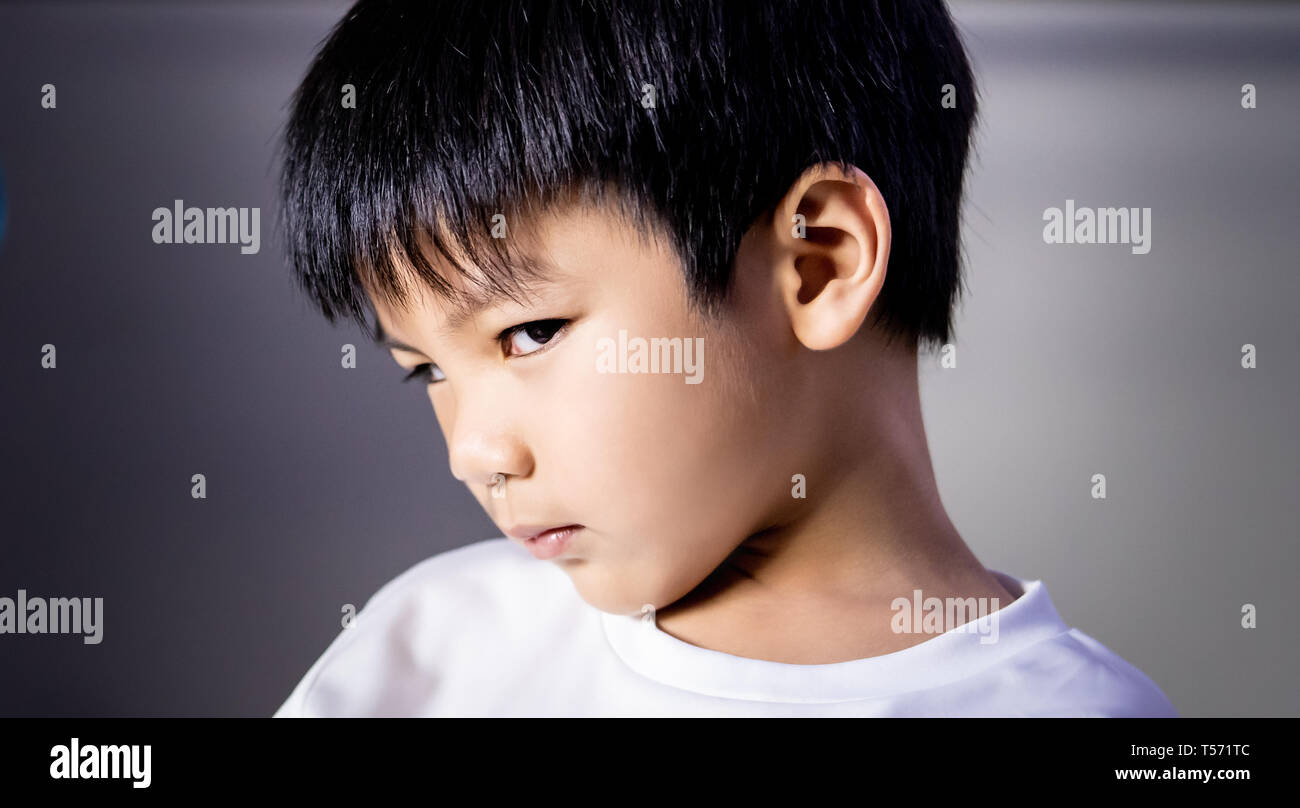 Portrait von Angry tricky Junge an der Kamera auf der Suche Stockfoto