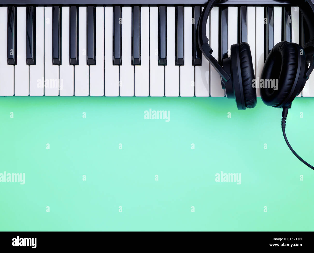 Keyboard und Musik Kopfhörer auf Teal Stockfoto