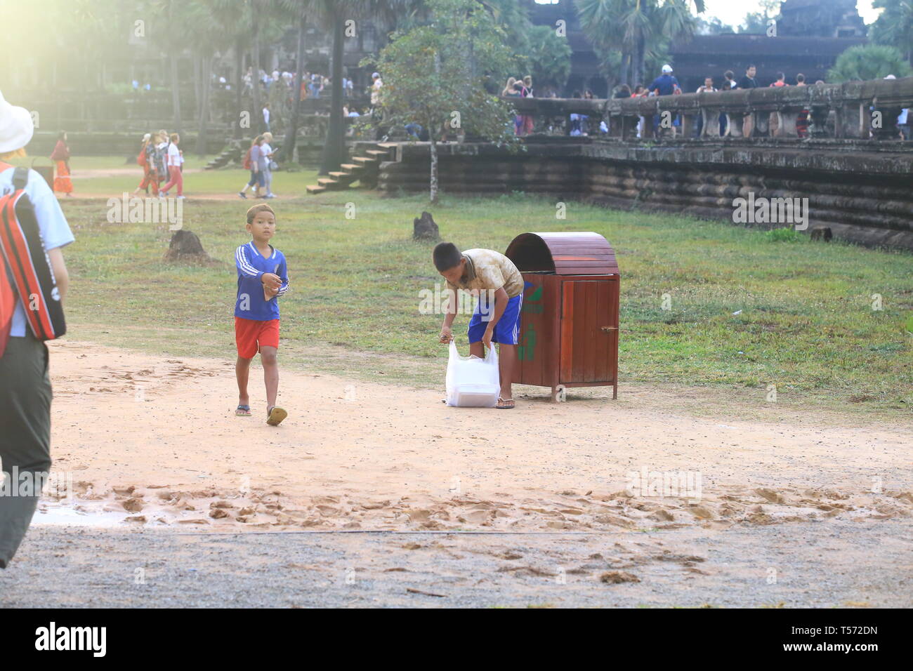 Die Kinder sind Abfälle Kommissionierung in der Nähe des Angkor Wat Stockfoto