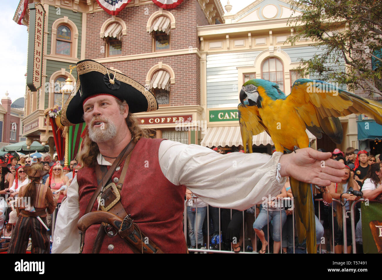 LOS ANGELES, Ca. 25. Juni 2006: Atmosphäre bei der Weltpremiere von "Piraten der Karibischen Meere: Brust des toten Mannes" in Disneyland, CA. © 2006 Paul Smith/Featureflash Stockfoto