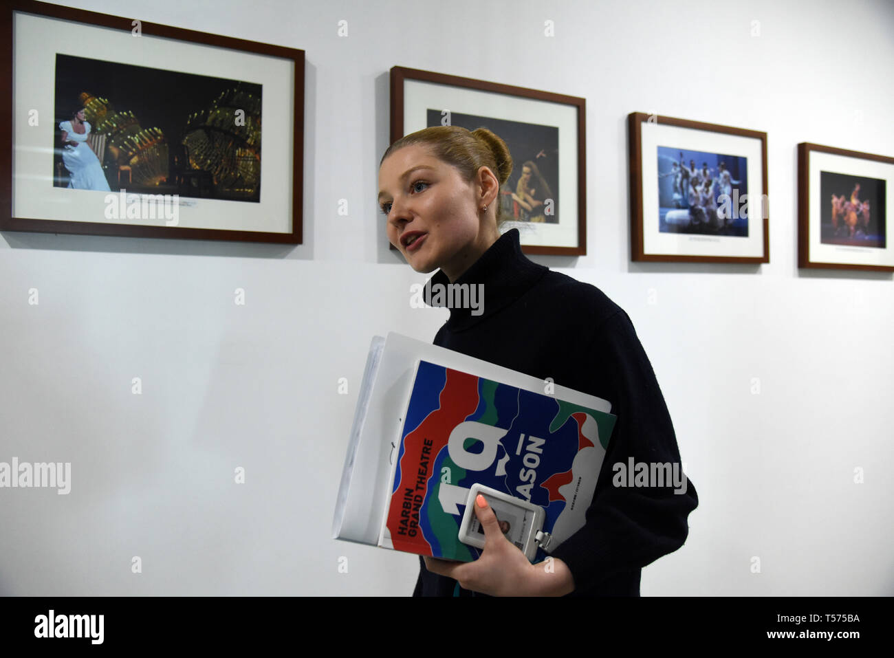 (190421) - HARBIN, April 21, 2019 (Xinhua) - Russische Chorleiter Daria Eremina Spaziergänge Vergangenheit einen Korridor im Harbin Grand Theater, Ihren aktuellen Arbeitsplatz, in Harbin, im Nordosten der chinesischen Provinz Heilongjiang, 30. März 2019. Wie China weiter öffnet sich unter dem Gürtel und die Initiative, eine wachsende Anzahl von Russischen künstlerischen Talente wie Daria Eremina und Sergej Rymshin sind auf der Suche nach Aufstiegsmöglichkeiten in Harbin. "Der grenzüberschreitende Austausch in Kunst ermöglicht es uns, unterschiedliche Kulturen zu verstehen", sagt Daria. "Und auch ich meinen Teil in der es sich lohnt zu finden". (Xinhua / Han Yu) Stockfoto