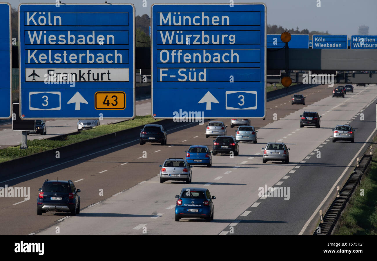 21. April 2019, Hessen, Frankfurt/Main: Auto Verkehr fließt auf der A5 am Frankfurter Kreuz Interchange. Mit dem Ende der Osterferien, Verkehr erwarten Experten Staus und stagnierenden Verkehr. Foto: Boris Roessler/dpa Stockfoto