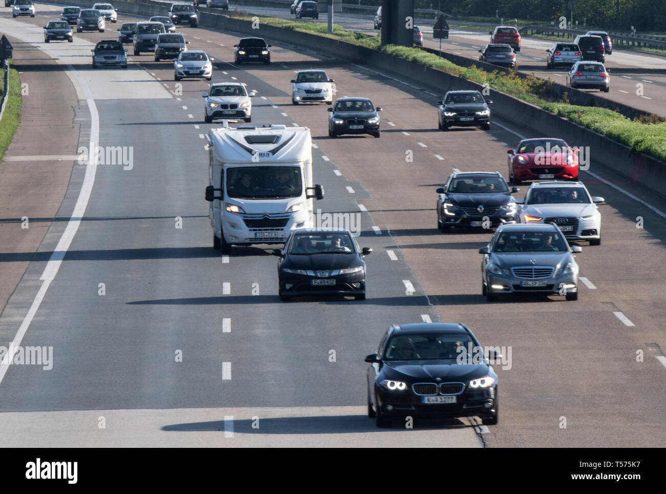 21. April 2019, Hessen, Frankfurt/Main: Auto Verkehr fließt auf der A5 am Frankfurter Kreuz Interchange. Mit dem Ende der Osterferien, Verkehr erwarten Experten Staus und stagnierenden Verkehr. Foto: Boris Roessler/dpa Stockfoto