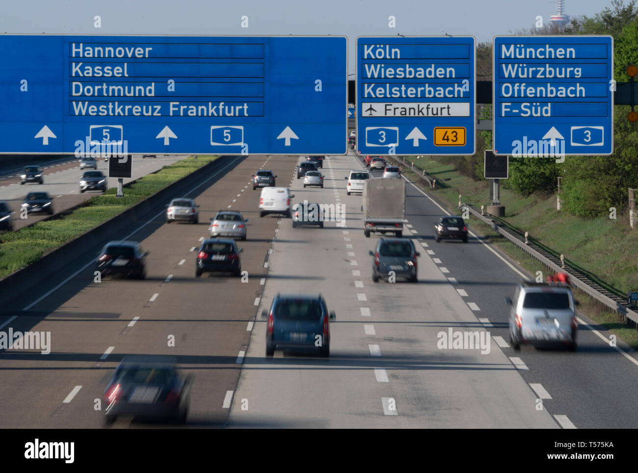 21. April 2019, Hessen, Frankfurt/Main: Auto Verkehr fließt auf der A5 am Frankfurter Kreuz Interchange. Mit dem Ende der Osterferien, Verkehr erwarten Experten Staus und stagnierenden Verkehr. Foto: Boris Roessler/dpa Stockfoto