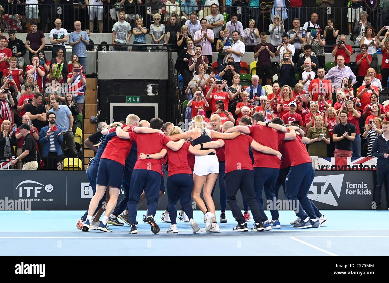 London, Großbritannien. 21. Apr 2019. Die britische Mannschaft feiern. Gummi 4. Grossbritannien v Kasachstan. Welt Gruppe II play-off. BNP Parebas Fed Cup. Kupfer, Arena. Queen Elizabeth Olympic Park. Stratford. LondonUK. 21.04.2019. Credit: Sport in Bildern/Alamy leben Nachrichten Stockfoto