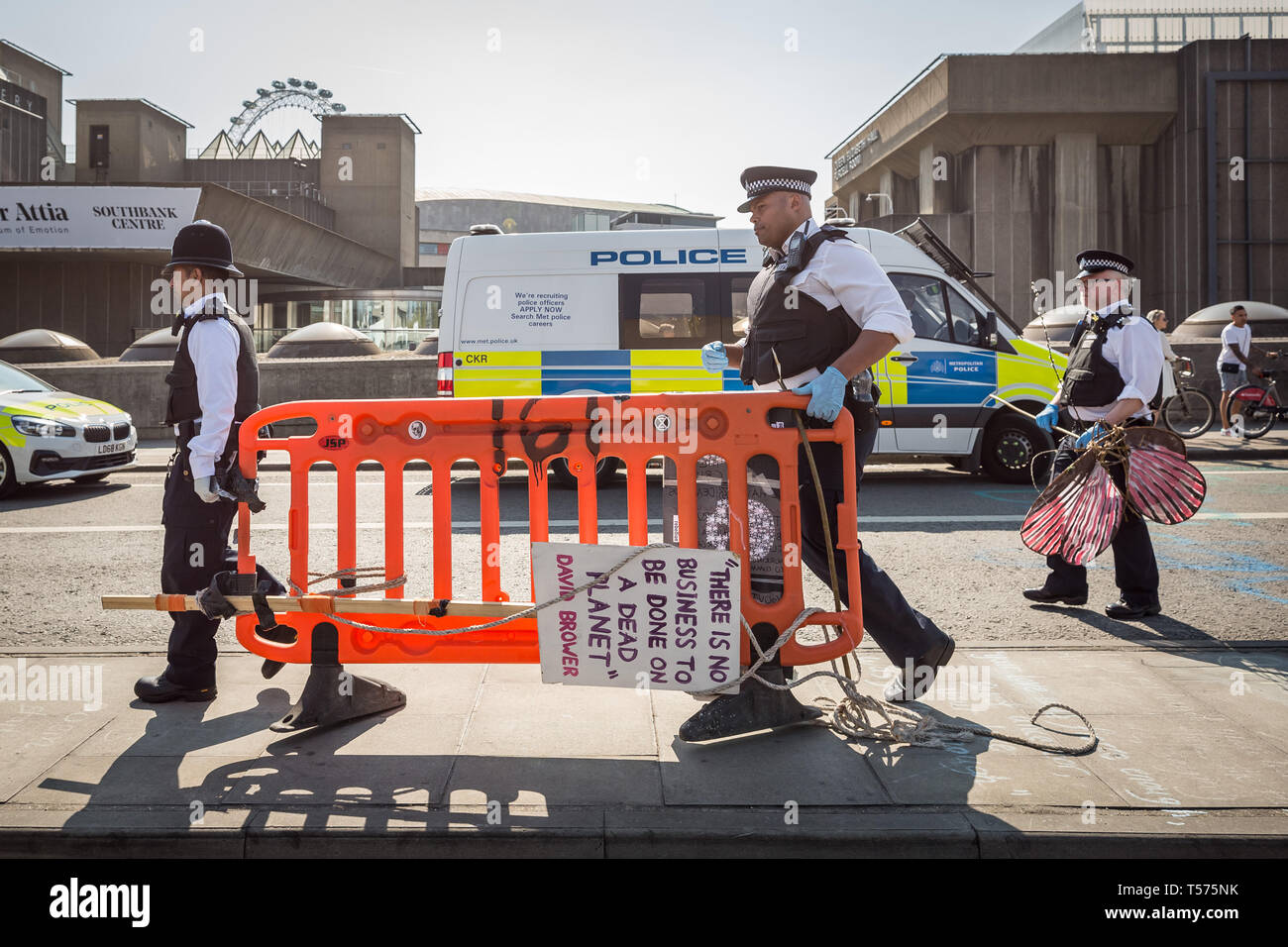 London, Großbritannien. 21. April 2019. Polizei zu brechen und klare Aussterben Rebellion Demonstranten Camp auf der Waterloo Bridge nehmen Pflanzen, Zelte und andere Lager Infrastruktur. Mehr als 1.000 Menschen haben sich während der sechs Tage der Klimawandel Protesten festgenommen worden. Hunderte von Polizisten aus anderen Kräfte haben in die Hauptstadt geschickt worden der Metropolitan Police zu helfen. Credit: Guy Corbishley/Alamy leben Nachrichten Stockfoto