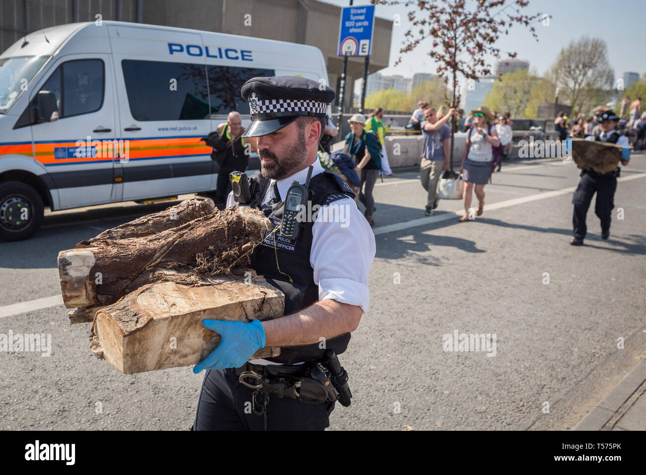 London, Großbritannien. 21. April 2019. Polizei zu brechen und klare Aussterben Rebellion Demonstranten Camp auf der Waterloo Bridge nehmen Pflanzen, Zelte und andere Lager Infrastruktur. Mehr als 1.000 Menschen haben sich während der sechs Tage der Klimawandel Protesten festgenommen worden. Hunderte von Polizisten aus anderen Kräfte haben in die Hauptstadt geschickt worden der Metropolitan Police zu helfen. Credit: Guy Corbishley/Alamy leben Nachrichten Stockfoto