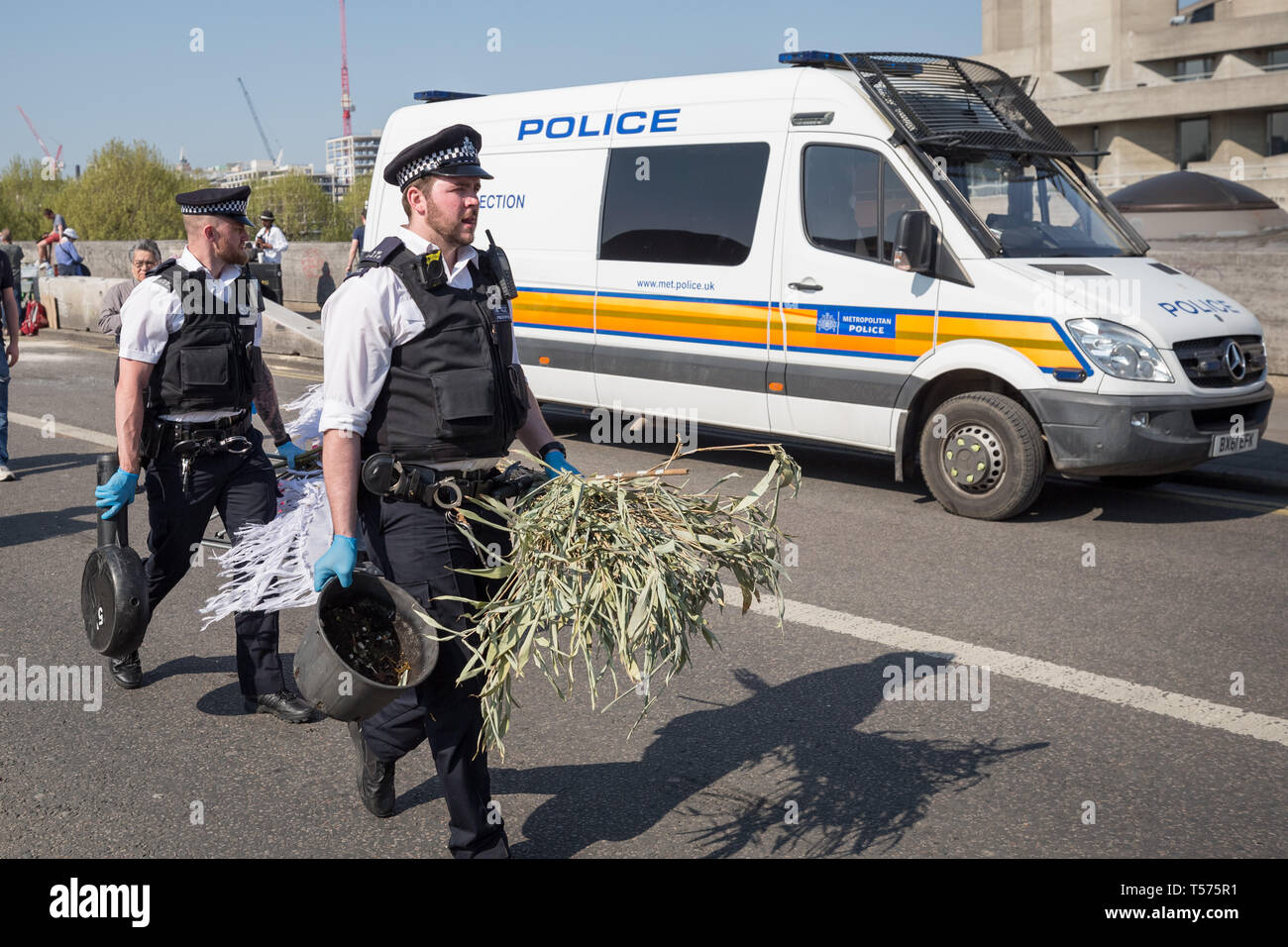 London, Großbritannien. 21. April 2019. Polizei zu brechen und klare Aussterben Rebellion Demonstranten Camp auf der Waterloo Bridge nehmen Pflanzen, Zelte und andere Lager Infrastruktur. Mehr als 1.000 Menschen haben sich während der sechs Tage der Klimawandel Protesten festgenommen worden. Hunderte von Polizisten aus anderen Kräfte haben in die Hauptstadt geschickt worden der Metropolitan Police zu helfen. Credit: Guy Corbishley/Alamy leben Nachrichten Stockfoto