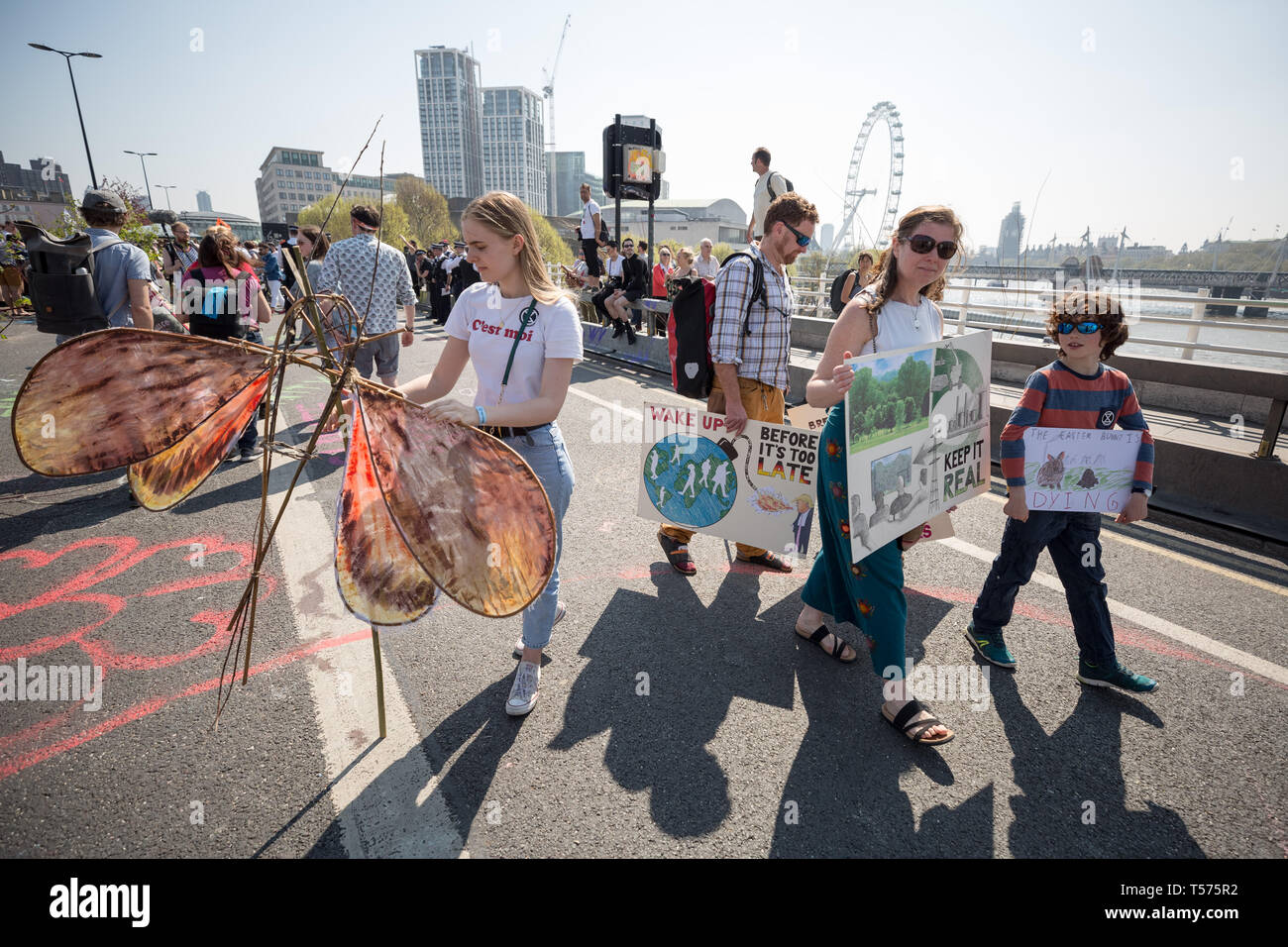 London, Großbritannien. 21. April 2019. Aussterben Rebellion Demonstranten besetzten freiwillig beginnen zu lassen, Waterloo Bridge nehmen Pflanzen, Zelte und andere Lager Infrastruktur. Mehr als 1.000 Menschen haben, die von der Polizei während der sechs Tage der Klimawandel Proteste festgenommen. Hunderte von Polizisten aus anderen Kräfte haben in die Hauptstadt geschickt worden der Metropolitan Police zu helfen. Credit: Guy Corbishley/Alamy leben Nachrichten Stockfoto