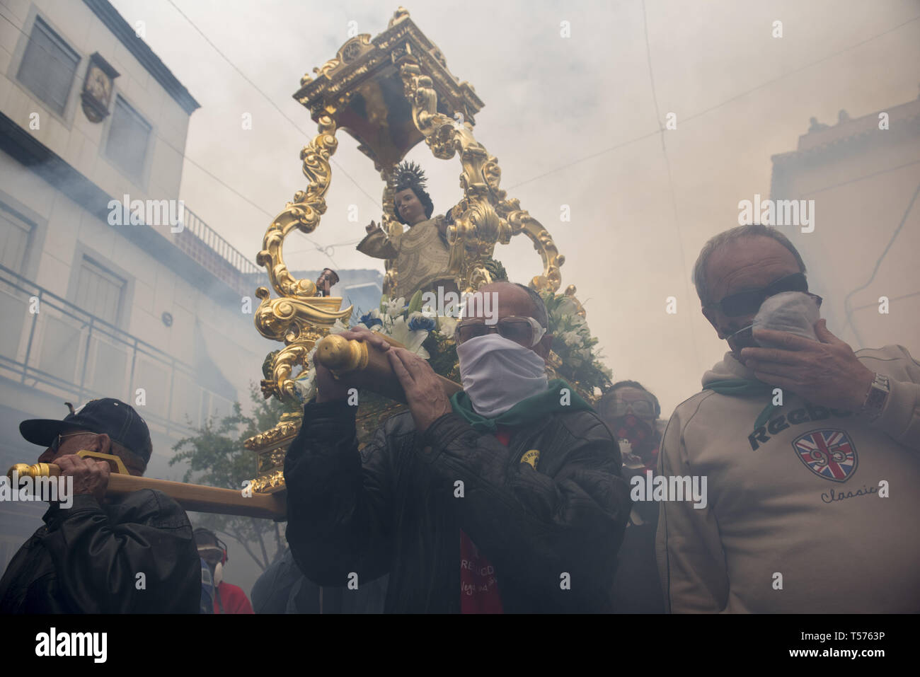Cullar Vega, Granada, Spanien. 21 Apr, 2019. Pfingstkirchen sind gesehen eine Statue der "NiÃ±o Jesus el resucitado'' während der Ostersonntag Prozession in Cullar Vega, Granada Cullar Vega Menschen feiern sie mit Feuerwerkskörper der Ostersonntag, in diesem Jahr mehr als 150.000 Feuerwerkskörper während der Prozession der "NiÃ±o Jesus el Resucitado 'Credit geworfen wurden: Carlos Gil/SOPA Images/ZUMA Draht/Alamy leben Nachrichten Stockfoto