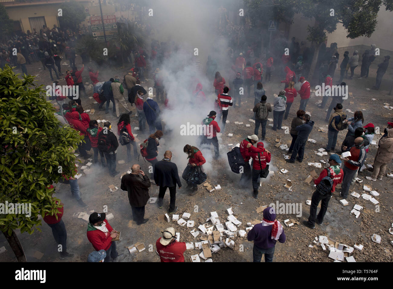 Cullar Vega, Granada, Spanien. 21 Apr, 2019. Die Gläubigen werden gesehen, um die böller in der Osterzeit Sonntag Prozession ausnutzen. Leute von Cullar Vega feiern sie mit Feuerwerkskörper der Ostersonntag, in diesem Jahr mehr als 150.000 Feuerwerkskörper während der Prozession der "NiÃ±o Jesus el Resucitado 'Credit geworfen wurden: Carlos Gil/SOPA Images/ZUMA Draht/Alamy leben Nachrichten Stockfoto
