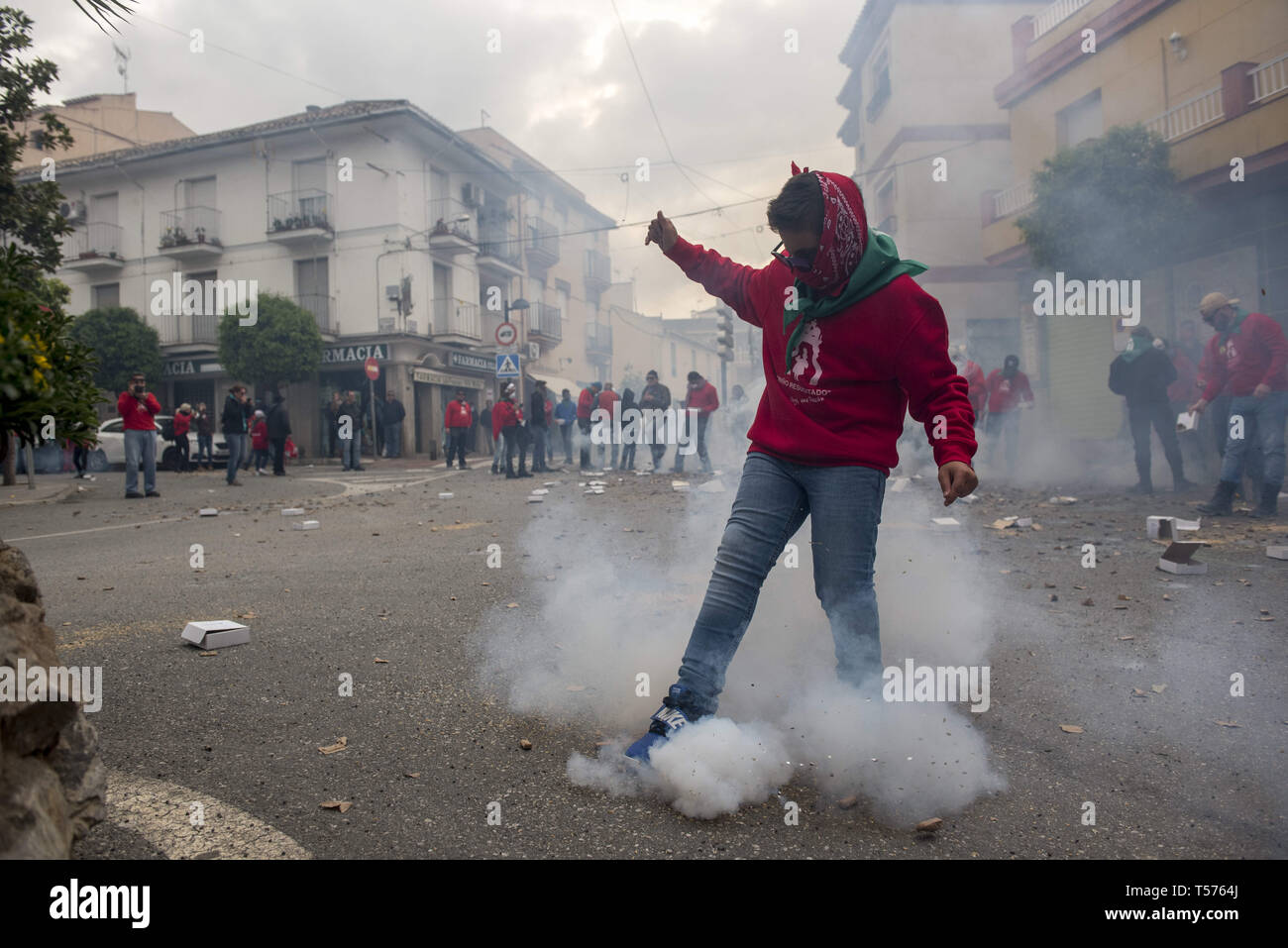 Cullar Vega, Granada, Spanien. 21 Apr, 2019. Ein Gläubiger gesehen Nutzung ein Feuerwerkskörper in der Osterzeit Sonntag Prozession. Leute von Cullar Vega mit Feuerwerkskörper der Ostersonntag feiern, in diesem Jahr mehr als 150.000 Feuerwerkskörper während der Prozession der "NiÃ±o Jesus el Resucitado 'Credit geworfen wurden: Carlos Gil/SOPA Images/ZUMA Draht/Alamy leben Nachrichten Stockfoto