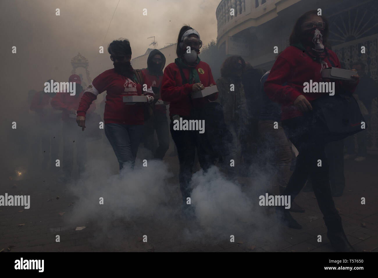 Cullar Vega, Granada, Spanien. 21 Apr, 2019. Die Gläubigen werden gesehen, um die böller in der Osterzeit Sonntag Prozession ausnutzen. Leute von Cullar Vega feiern sie mit Feuerwerkskörper der Ostersonntag, in diesem Jahr mehr als 150.000 Feuerwerkskörper während der Prozession der "NiÃ±o Jesus el Resucitado 'Credit geworfen wurden: Carlos Gil/SOPA Images/ZUMA Draht/Alamy leben Nachrichten Stockfoto