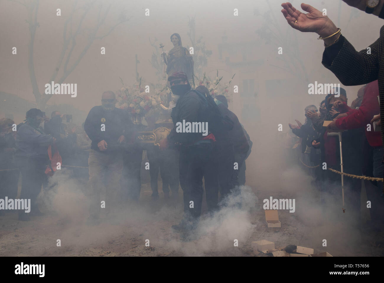 Cullar Vega, Granada, Spanien. 21 Apr, 2019. Pfingstkirchen sind gesehen eine Statue der "NiÃ±o Jesus el resucitado'' während der Ostersonntag Prozession in Cullar Vega, Granada Cullar Vega Menschen feiern sie mit Feuerwerkskörper der Ostersonntag, in diesem Jahr mehr als 150.000 Feuerwerkskörper während der Prozession der "NiÃ±o Jesus el Resucitado 'Credit geworfen wurden: Carlos Gil/SOPA Images/ZUMA Draht/Alamy leben Nachrichten Stockfoto