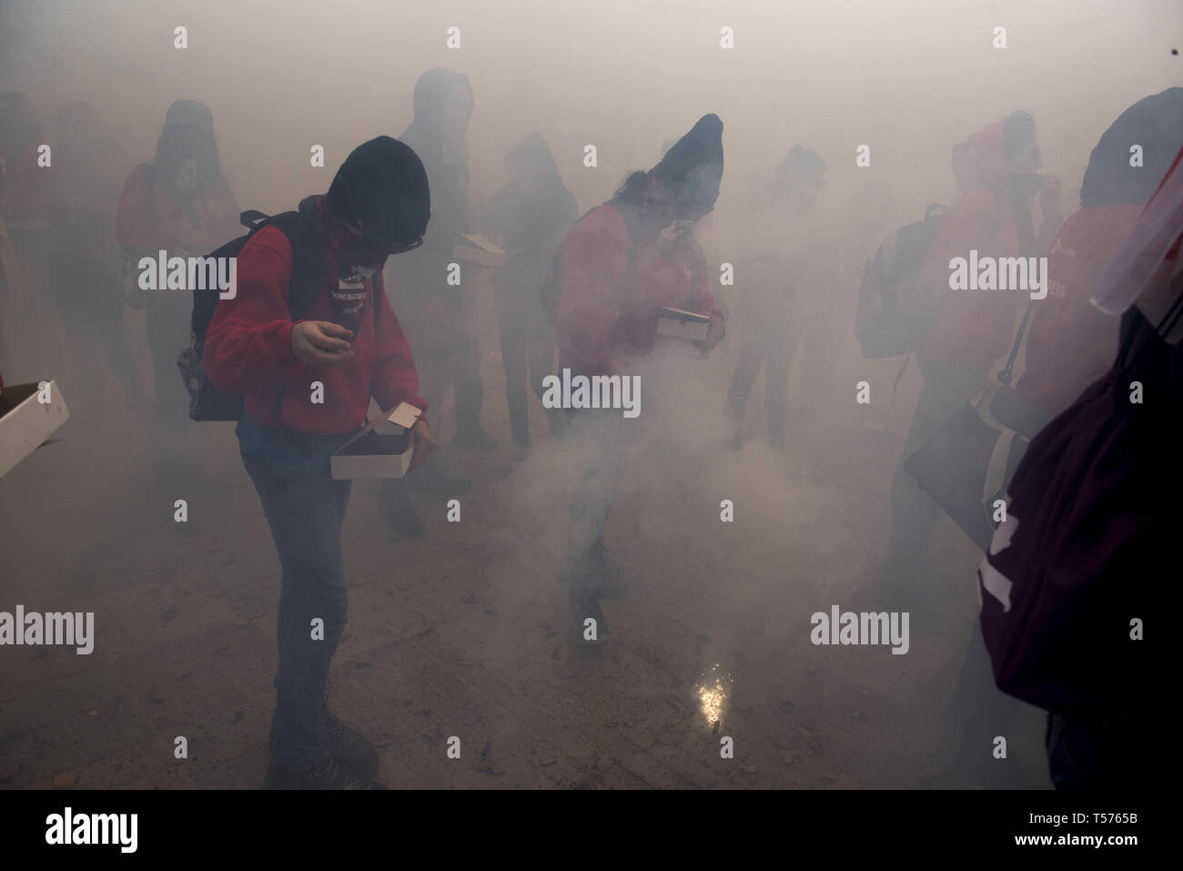 Cullar Vega, Granada, Spanien. 21 Apr, 2019. Die Gläubigen werden gesehen, um die böller in der Osterzeit Sonntag Prozession ausnutzen. Leute von Cullar Vega feiern sie mit Feuerwerkskörper der Ostersonntag, in diesem Jahr mehr als 150.000 Feuerwerkskörper während der Prozession der "NiÃ±o Jesus el Resucitado 'Credit geworfen wurden: Carlos Gil/SOPA Images/ZUMA Draht/Alamy leben Nachrichten Stockfoto