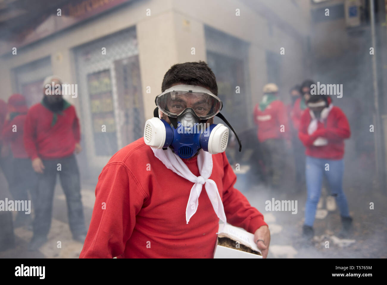 Cullar Vega, Granada, Spanien. 21 Apr, 2019. Ein Gläubiger aus Cullar Vega ist während der Oster Sonntag Prozession in Granada Cullar gesehen. die Leute von Vega mit Feuerwerkskörper der Ostersonntag feiern, in diesem Jahr mehr als 150.000 Feuerwerkskörper während der Prozession der "NiÃ±o Jesus el Resucitado 'Credit geworfen wurden: Carlos Gil/SOPA Images/ZUMA Draht/Alamy leben Nachrichten Stockfoto