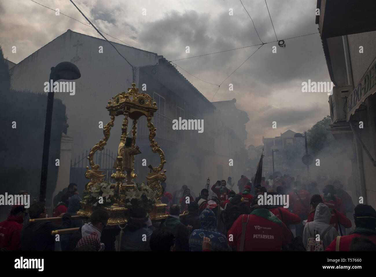Cullar Vega, Granada, Spanien. 21 Apr, 2019. Die Gläubigen werden gesehen, um die böller in der Osterzeit Sonntag Prozession ausnutzen. Leute von Cullar Vega feiern sie mit Feuerwerkskörper der Ostersonntag, in diesem Jahr mehr als 150.000 Feuerwerkskörper während der Prozession der "NiÃ±o Jesus el Resucitado 'Credit geworfen wurden: Carlos Gil/SOPA Images/ZUMA Draht/Alamy leben Nachrichten Stockfoto