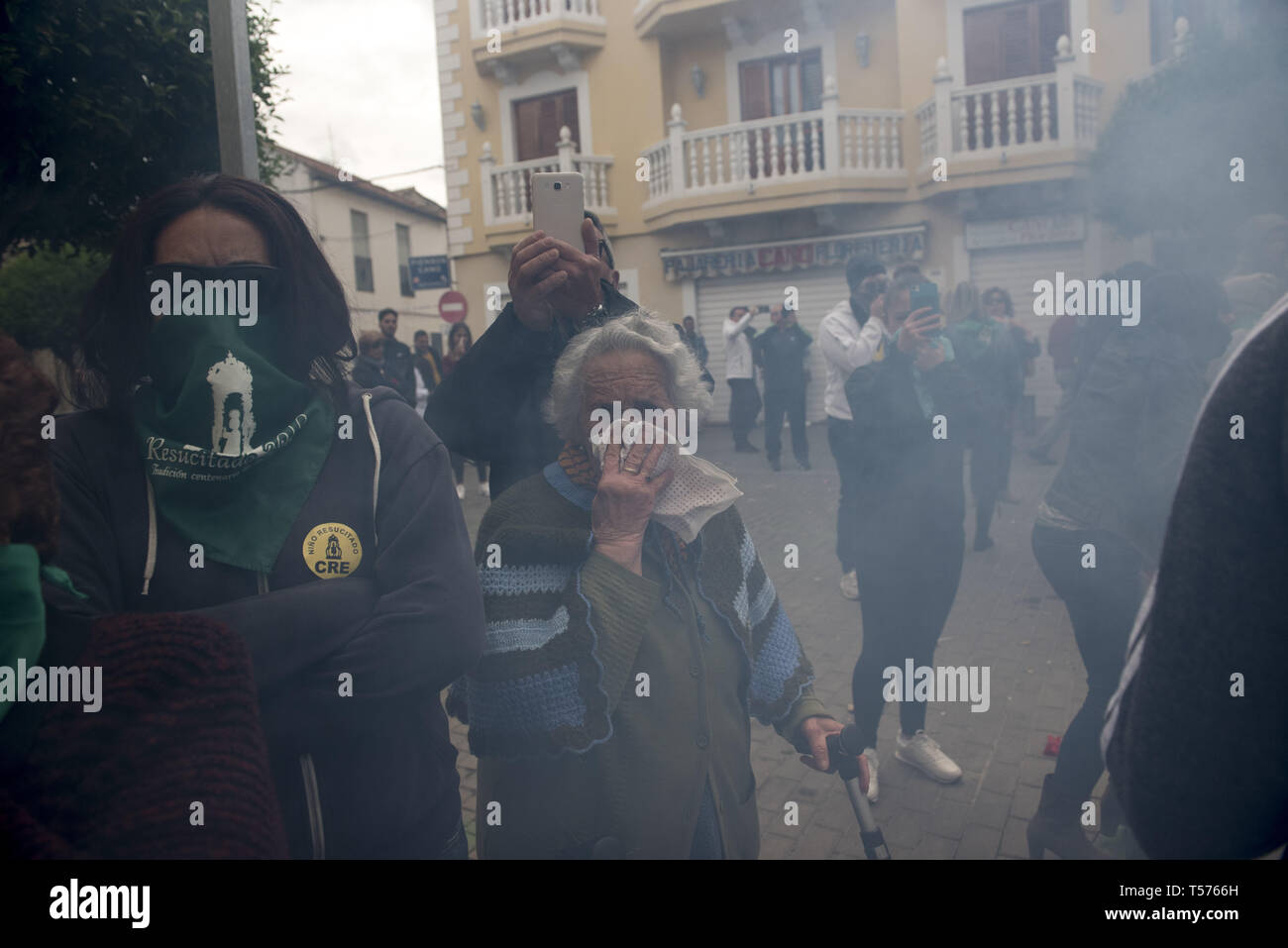 Cullar Vega, Granada, Spanien. 21 Apr, 2019. Leute von Cullar Vega werden gesehen, die in der Osterzeit Sonntag Prozession in Cullar Vega, Granada Cullar. die Leute von Vega mit Feuerwerkskörper der Ostersonntag feiern, in diesem Jahr mehr als 150.000 Feuerwerkskörper während der Prozession der "NiÃ±o Jesus el Resucitado 'Credit geworfen wurden: Carlos Gil/SOPA Images/ZUMA Draht/Alamy leben Nachrichten Stockfoto