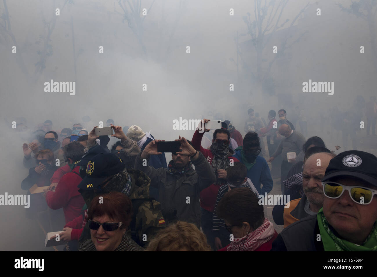 Cullar Vega, Granada, Spanien. 21 Apr, 2019. Die Gläubigen werden gesehen, um die böller in der Osterzeit Sonntag Prozession ausnutzen. Leute von Cullar Vega feiern sie mit Feuerwerkskörper der Ostersonntag, in diesem Jahr mehr als 150.000 Feuerwerkskörper während der Prozession der "NiÃ±o Jesus el Resucitado 'Credit geworfen wurden: Carlos Gil/SOPA Images/ZUMA Draht/Alamy leben Nachrichten Stockfoto