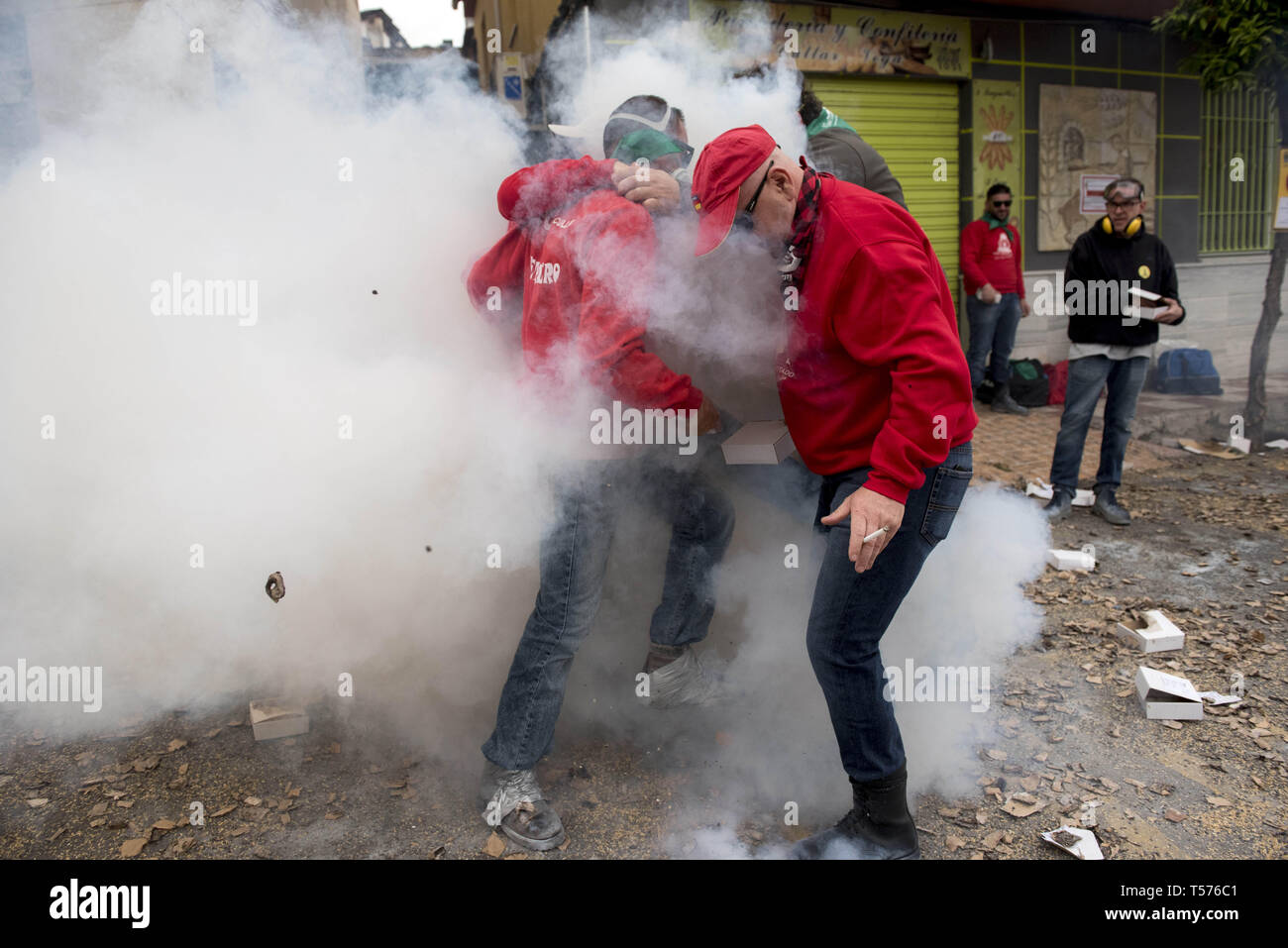 Cullar Vega, Granada, Spanien. 21 Apr, 2019. Die Gläubigen der Cullar Vega gesehen werden Feuerwerkskörper in der Osterzeit Sonntag Prozession ausnutzen. Leute von Cullar Vega feiern sie mit Feuerwerkskörper der Ostersonntag, in diesem Jahr mehr als 150.000 Feuerwerkskörper während der Prozession der "NiÃ±o Jesus el Resucitado 'Credit geworfen wurden: Carlos Gil/SOPA Images/ZUMA Draht/Alamy leben Nachrichten Stockfoto